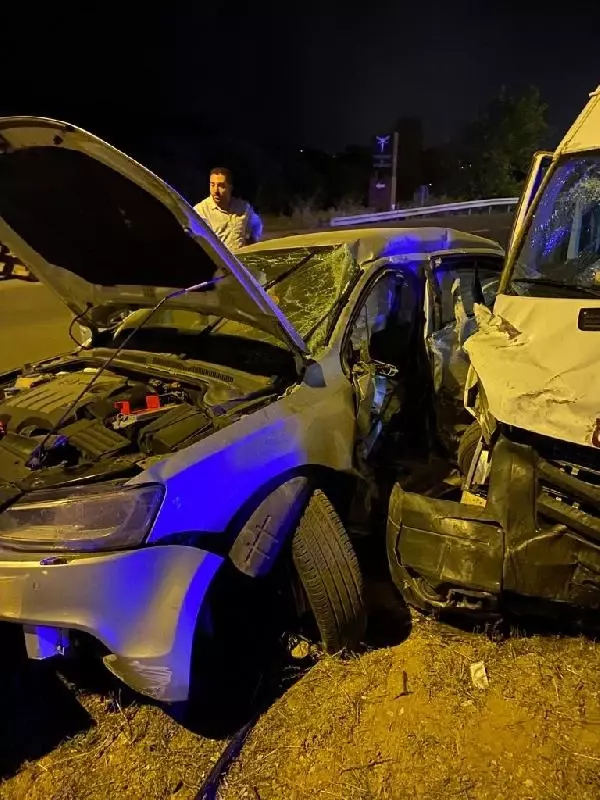 Aynı istikamete giden minibüs ile otomobil çarpıştı: 16 yaralı