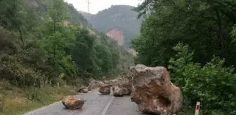 Tavşanlı'da Yağış Sonrası Kayalar Yolu Kapattı
