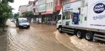 Karasu'da Sağanak Yağış: Caddeler Göle Döndü