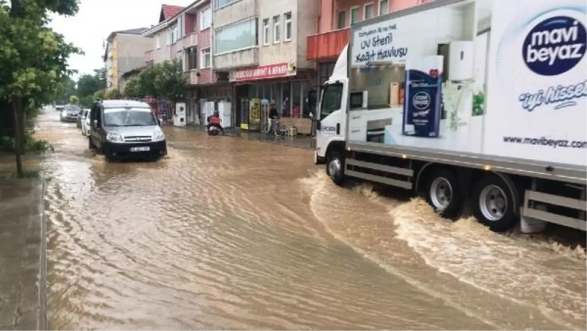 Karasu'da Sağanak Yağış: Caddeler Göle Döndü