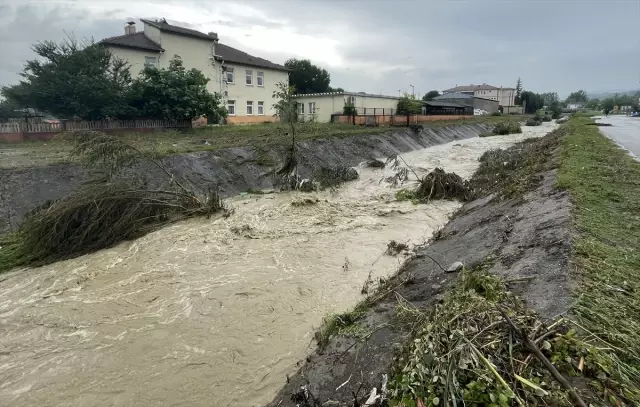 Sakarya'da sağanak sonucu cadde ve bahçeler su altında kaldı Sakarya'da sağanak sonucu cadde ve bahçeler su altında kaldı