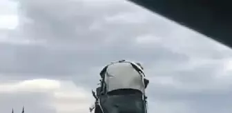 Yağmurda kayganlaşan yolda kaza: Kamyonet refüjde dik durdu