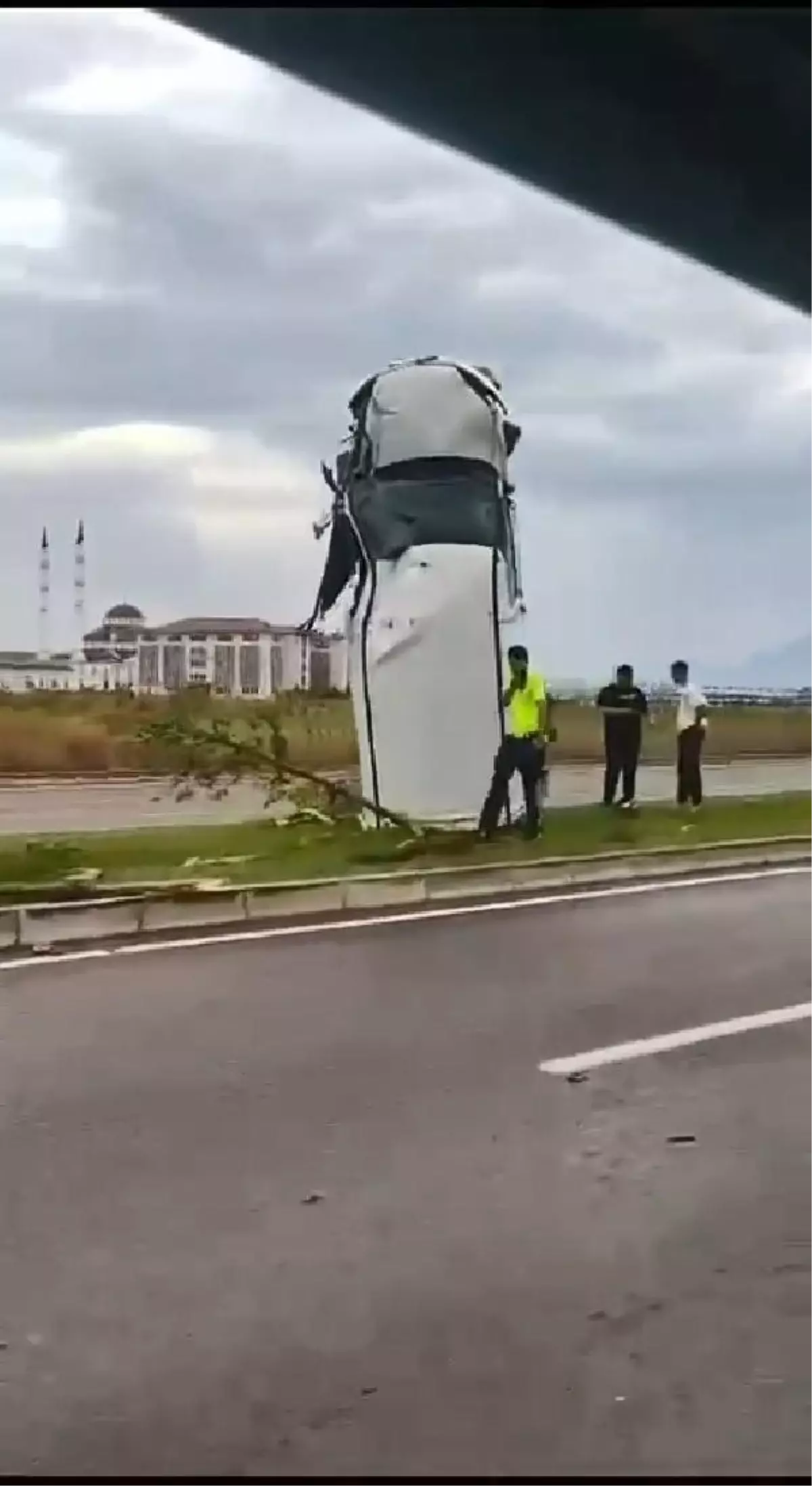 Yağmurda kayganlaşan yolda kaza: Kamyonet refüjde dik durdu