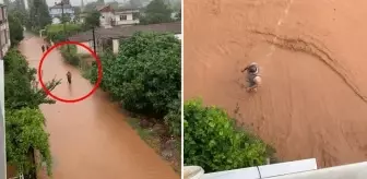 Selin etkili olduğu Bursa'nın İznik ilçesinde bir kişi göle dönen sokakta duş aldı