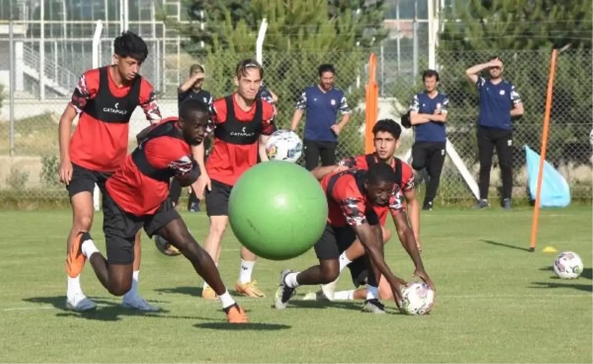 Sivasspor Teknik Direktörü Servet Çetin: Yoğun olarak çalışıyoruz