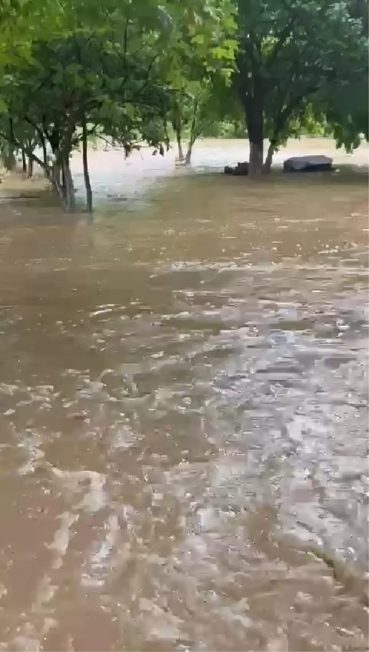 Şile'de Selde Mahsur Kalan 2 Kişi Helikopter ile Kurtarıldı