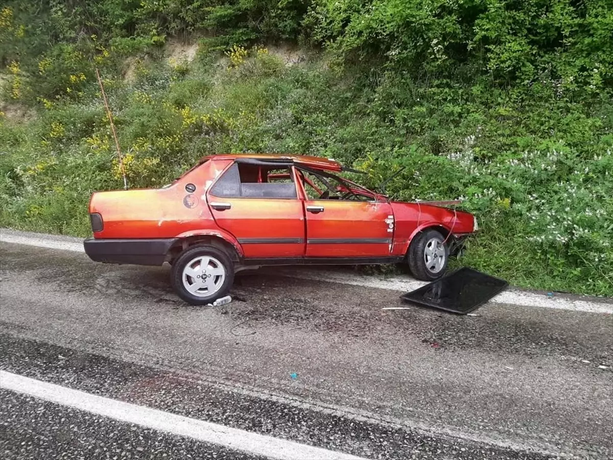 Sinop'ta otomobil şarampole devrildi, 3 kişi yaralandı