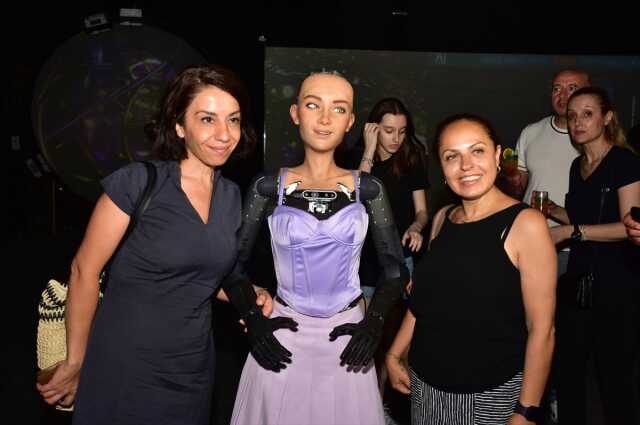 Suudi Arabistan'dan vatandaşlık alan robot Sophia Antalya'da tanıtıldı