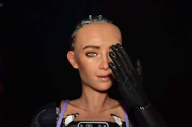Suudi Arabistan'dan vatandaşlık alan robot Sophia Antalya'da tanıtıldı