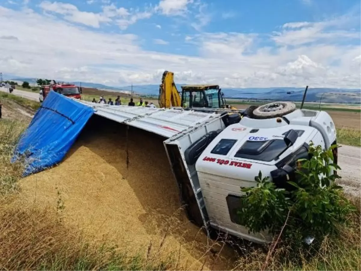 Amasya'da TIR Devrildi: Sürücü Yaralandı, Tonlarca Buğday Yola Döküldü