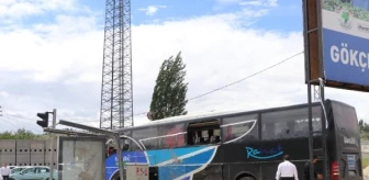 Ankara'da Otobüs Minibüse Çarptı: 4 Yaralı