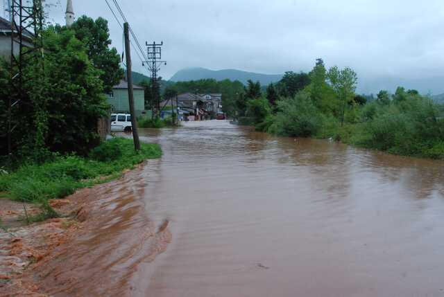 Bartın Irmağı Taştı, Ev ve İş Yerleri Boşaltılıyor Bartın Irmağı Taştı, Ev ve İş Yerleri Boşaltılıyor