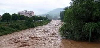 Bolu'da sağanak; Abant yolunda dere taştı (3)