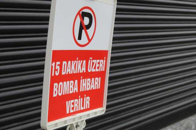 Depo önüne park eden araçlardan rahatsız olan Rizeli esnafın çözümü görenleri güldürdü