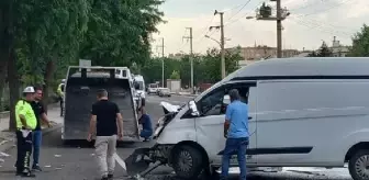 Diyarbakır'da Minibüslerin Kafa Kafaya Çarpıştığı Kazada 8 Kişi Yaralandı
