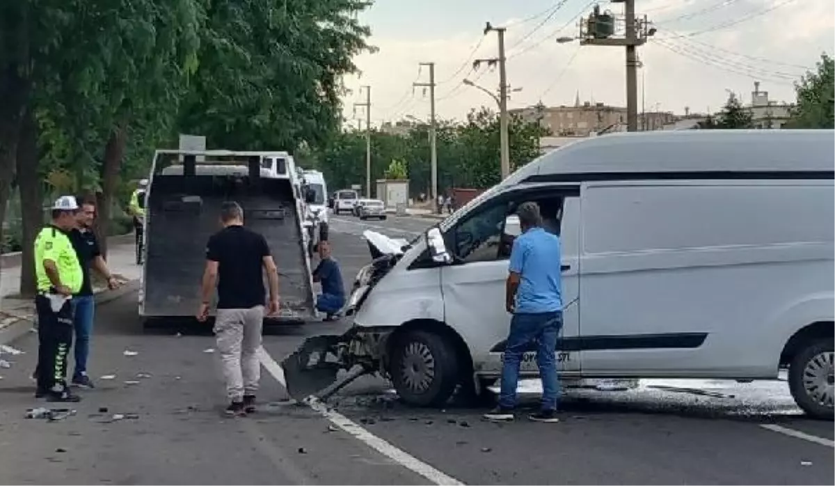 Diyarbakır'da Minibüslerin Kafa Kafaya Çarpıştığı Kazada 8 Kişi Yaralandı