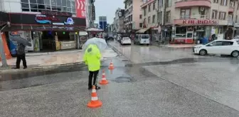 Düzce'de Şehir Merkezinde Yollar Trafik Kapandı