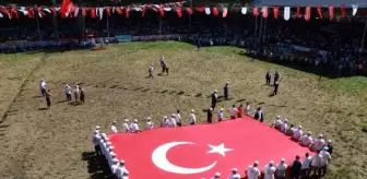 Edirne'de Kırkpınar Yağlı Güreşleri'nde Türk Bayrağı Korteji
