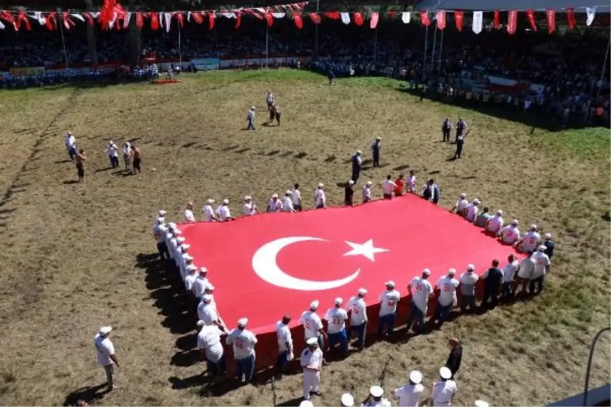 Edirne'de Kırkpınar Yağlı Güreşleri'nde Türk Bayrağı Korteji
