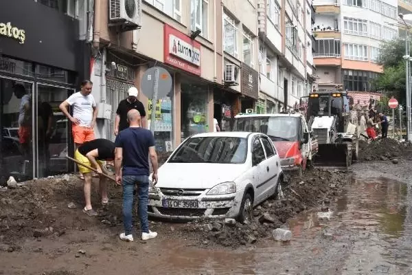 Yağış Sonucu Taşkınlar Meydana Geldi yol Ordu-Giresun ve Ordu-Samsun olmak üzere iki yönlü trafiğe kapatıldı