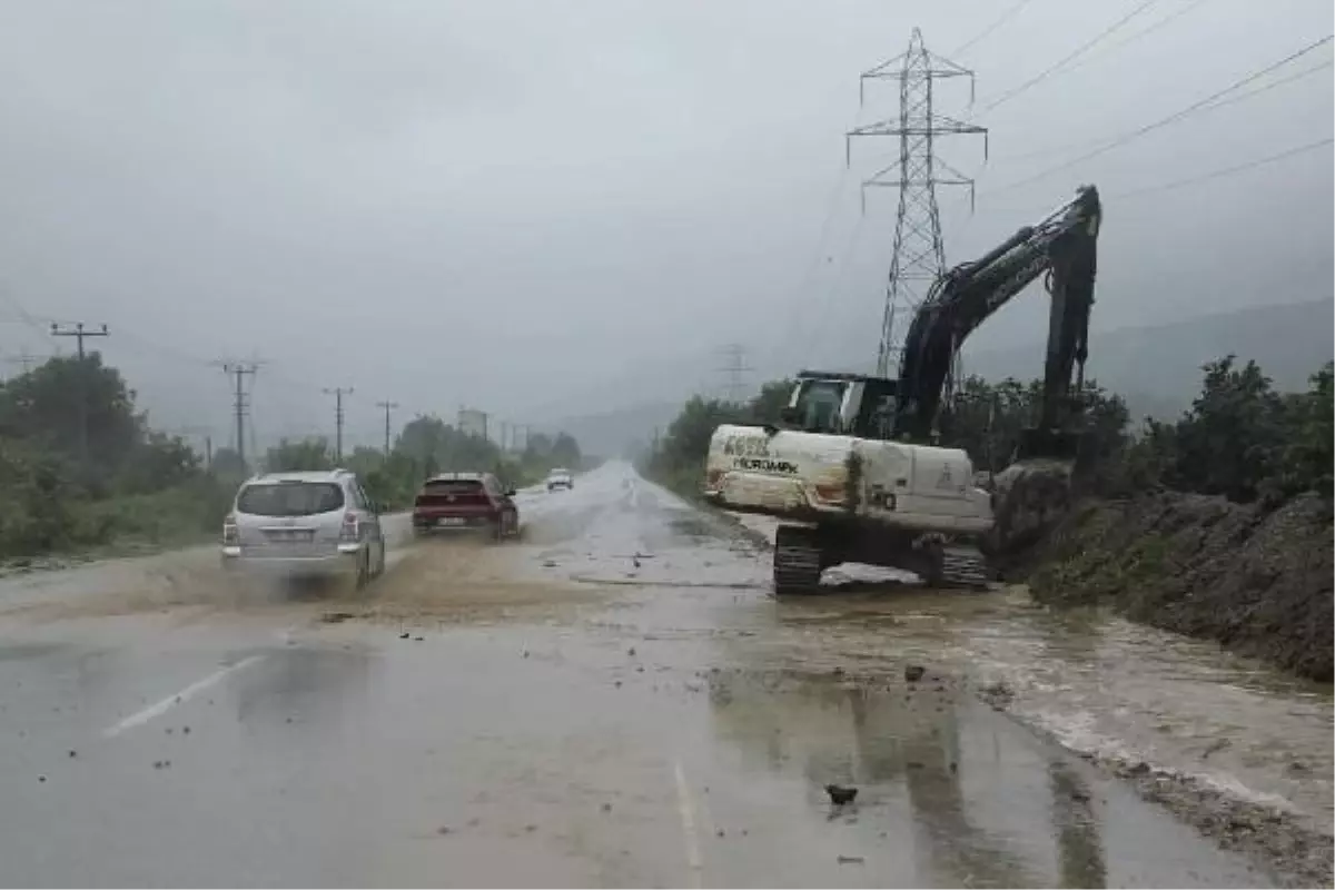 Sakarya'da Sağanak Yağmur ve Fırtına Etkili Oldu