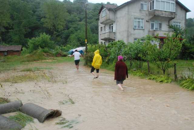 Sel ve heyelan Karadeniz'i esir aldı! Bakan Yerlikaya ve Tunç felaketi yaşayan Bartın'a doğru yola çıktı Sel ve heyelan Karadeniz'i esir aldı! Bakan Yerlikaya ve Tunç felaketi yaşayan Bartın'a doğru yola çıktı