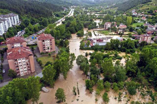 Sel ve heyelan Karadeniz'i esir aldı! Bakan Yerlikaya ve Tunç felaketi yaşayan Bartın'a doğru yola çıktı Sel ve heyelan Karadeniz'i esir aldı! Bakan Yerlikaya ve Tunç felaketi yaşayan Bartın'a doğru yola çıktı
