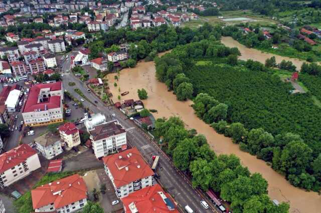Sel ve heyelan Karadeniz'i esir aldı! Bakan Yerlikaya ve Tunç felaketi yaşayan Bartın'a doğru yola çıktı Sel ve heyelan Karadeniz'i esir aldı! Bakan Yerlikaya ve Tunç felaketi yaşayan Bartın'a doğru yola çıktı