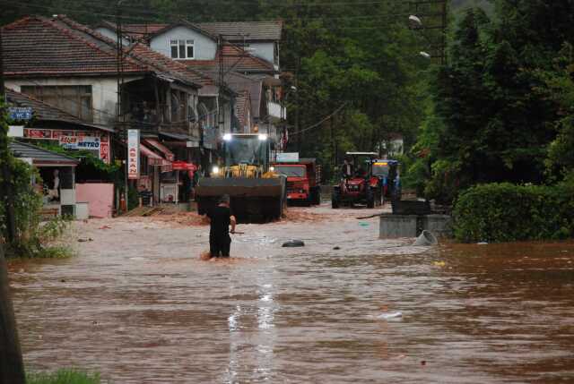 Sel ve heyelan Karadeniz'i esir aldı! Bakan Yerlikaya ve Tunç felaketi yaşayan Bartın'a doğru yola çıktı Sel ve heyelan Karadeniz'i esir aldı! Bakan Yerlikaya ve Tunç felaketi yaşayan Bartın'a doğru yola çıktı