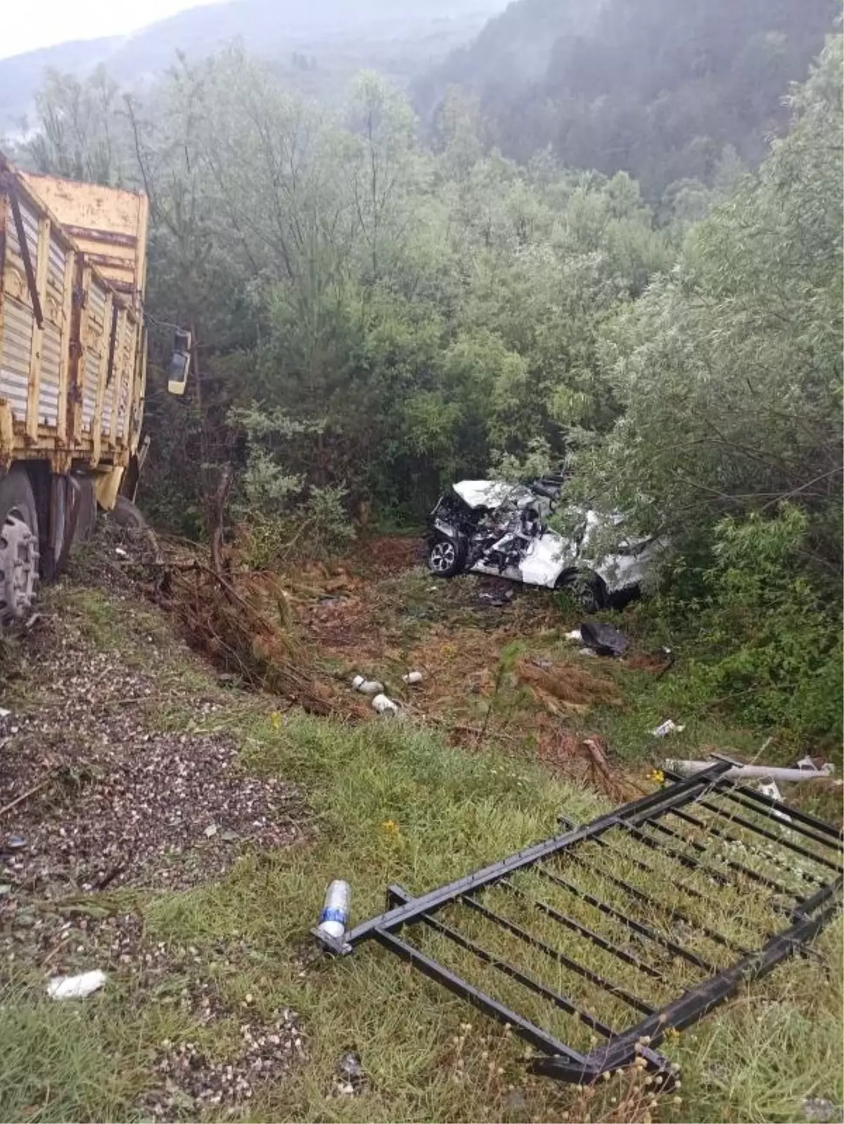 Kastamonu'da çekme karavanlı cip ile kamyon çarpıştı: 2 ölü, 3 yaralı
