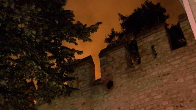 Topkapı Sarayı'nda panik anları! Restoran çatısında çıkan yangın hummalı çalışmayla söndürüldü Topkapı Sarayı'nda panik anları! Restoran çatısında çıkan yangın hummalı çalışmayla söndürüldü