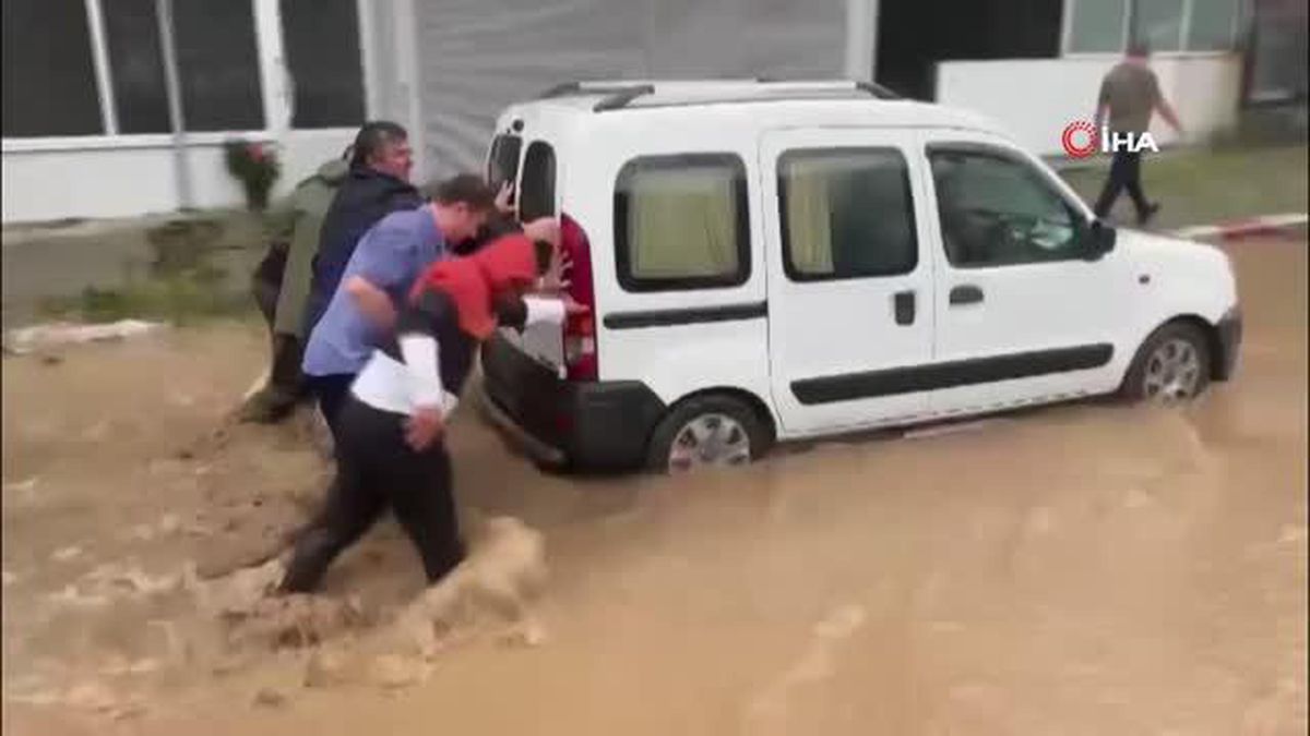 19 Mayıs'ta dere taştı, cami ve evleri su bastı