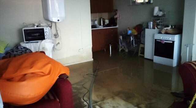 2 derenin taştığı Cide'de hayat durma noktasına geldi! Araçlar sular altında, evler havuz gibi