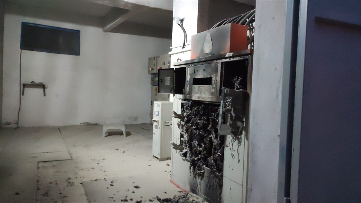 Adana'nın Kozan ilçesinde trafoda çıkan yangın söndürüldü