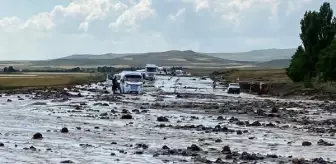 Ağrı'da sel sonrası İran'a giden karayolu ulaşıma açıldı