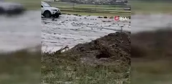 Ağrı'da sel yolu trafiğe kapattı