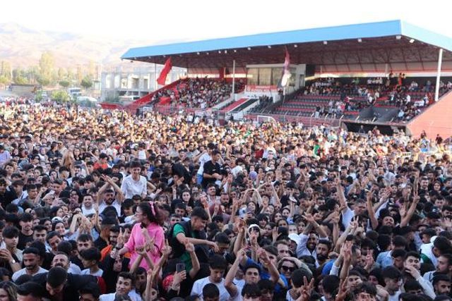 Türkiye'nin en büyük sahnesi kuruldu! Ağrı Dağı Müzik Festivali'nde Mustafa Sandal, Zara ve Kadr sahne aldı