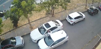 Bağcılar'da Otomobilin Camını Kırıp Hayalet Ekran Çalan Hırsızlar Güvenlik Kamerasına Yakalandı