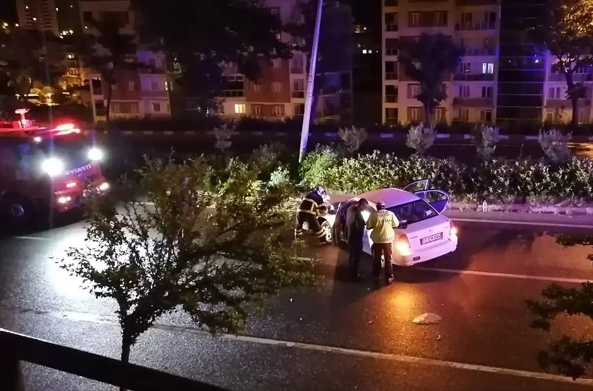 Bilecik'te refüje çarpan otomobildeki 5 kişi yaralandı
