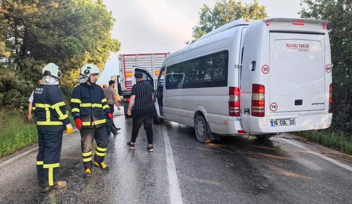 Bilecik'te yol kenarına savrulan minibüste maddi hasar oluştu