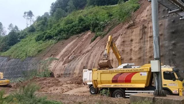 Bolu Dağı Tüneli çıkışında heyelan sonrası yol kapanması