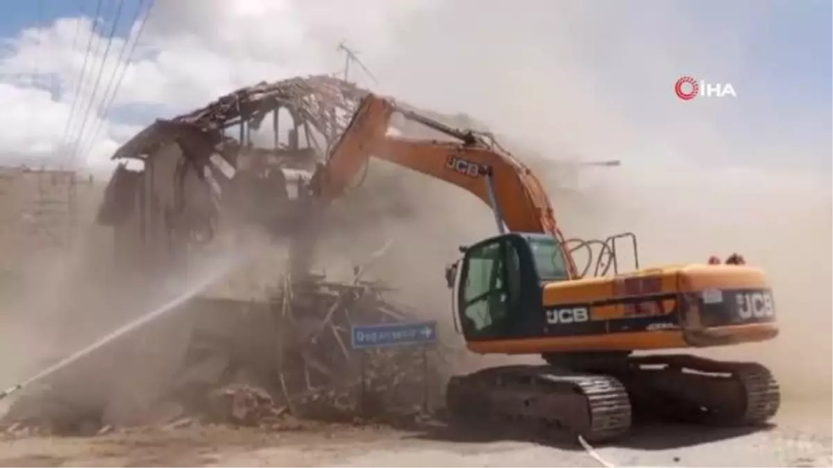 Doğanşehir'de ağır hasarlı binaların yıkımı sürüyor