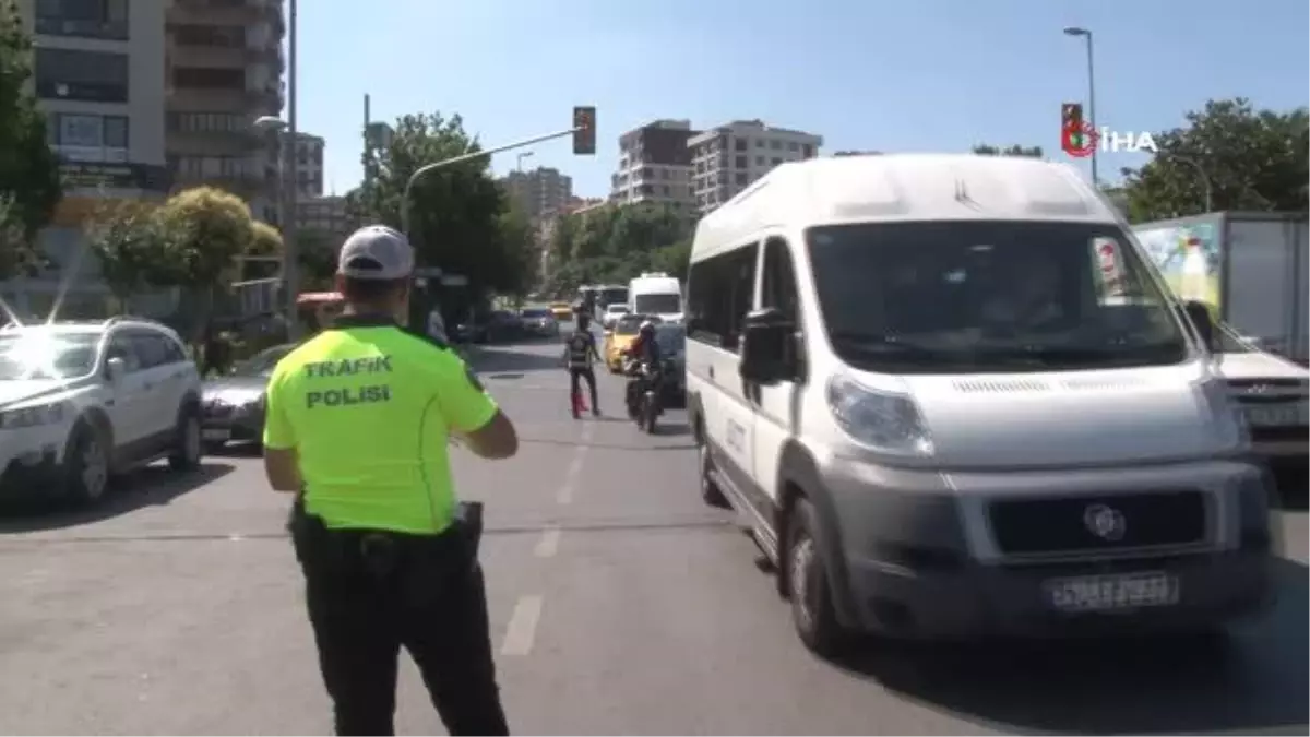 Kadıköy'de ceza yiyen minibüsçüden ilginç tepki: 'Mor ışıkta geçtim'