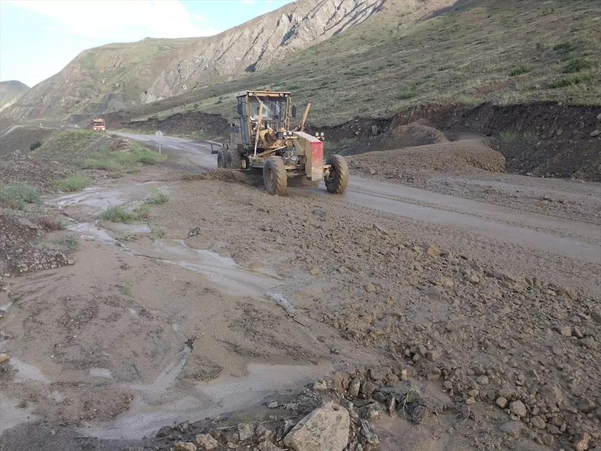 Kars'ta Sağanak Yağış Sonucu Heyelan: Ulaşım Aksadı