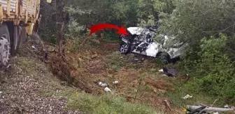 Kamyonla çarpışan cip şarampole yuvarlandı! Aynı aileden 1'i bebek 3 kişi hayatını kaybetti