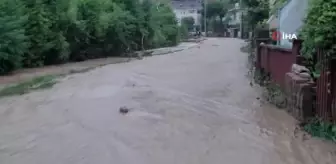 Kastamonu'da sel: 3 mahallede evleri su bastı, Cide-Bartın karayolu kapandı