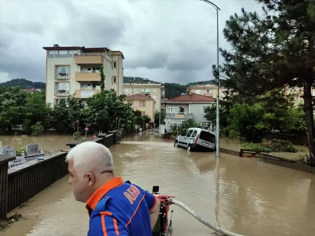 2 derenin taştığı Cide'de hayat durma noktasına geldi! Araçlar sular altında, evler havuz gibi