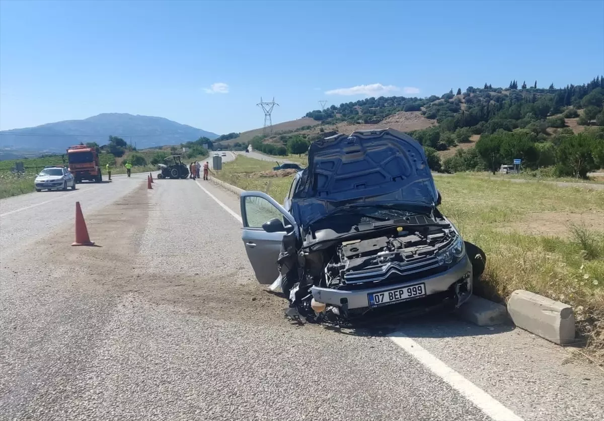 Manisa'da otomobil ile traktör çarpışması: 7 yaralı