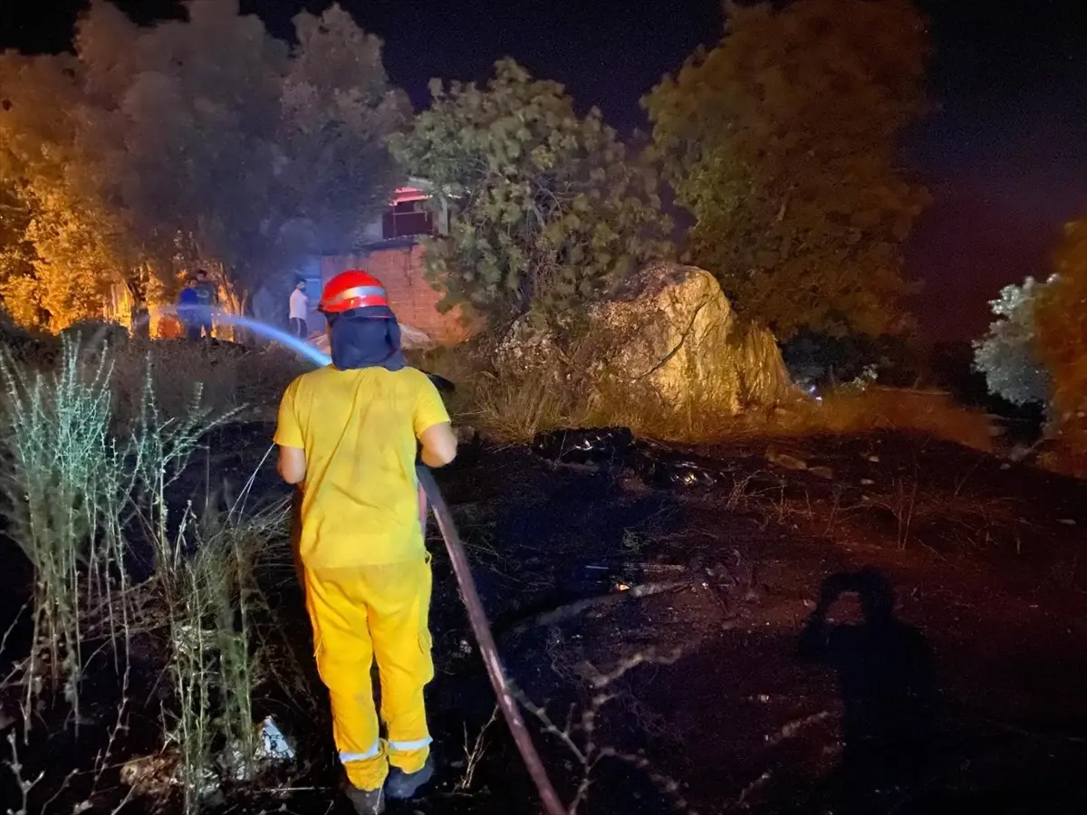 Muğla'da ormanlık alanda çıkan yangın kontrol altına alınmaya çalışılıyor