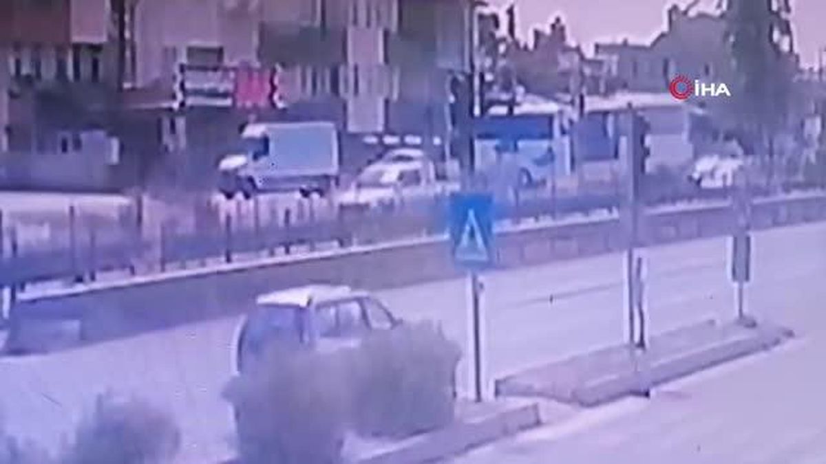 Otobüsün motosikletliye çarpma anı kamerada: 1 ölü
